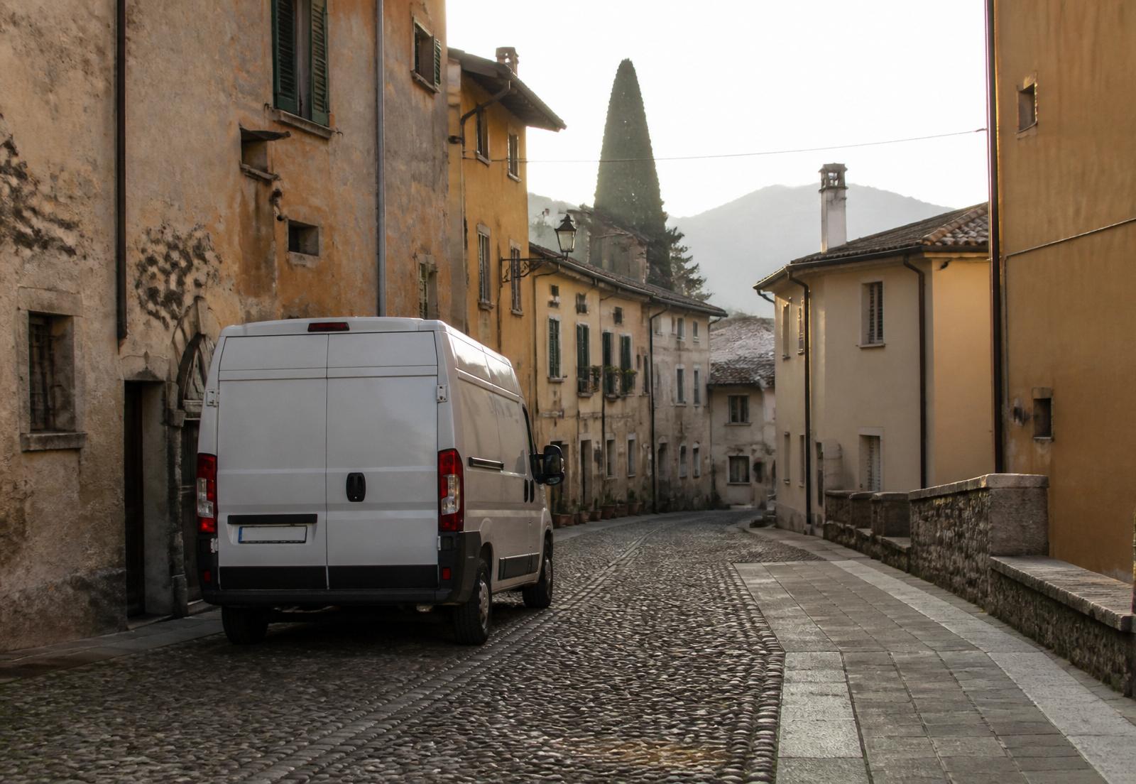 Furgone da lavoro di Idraulica Pozzobon Service parcheggiato in strada veneta all'alba