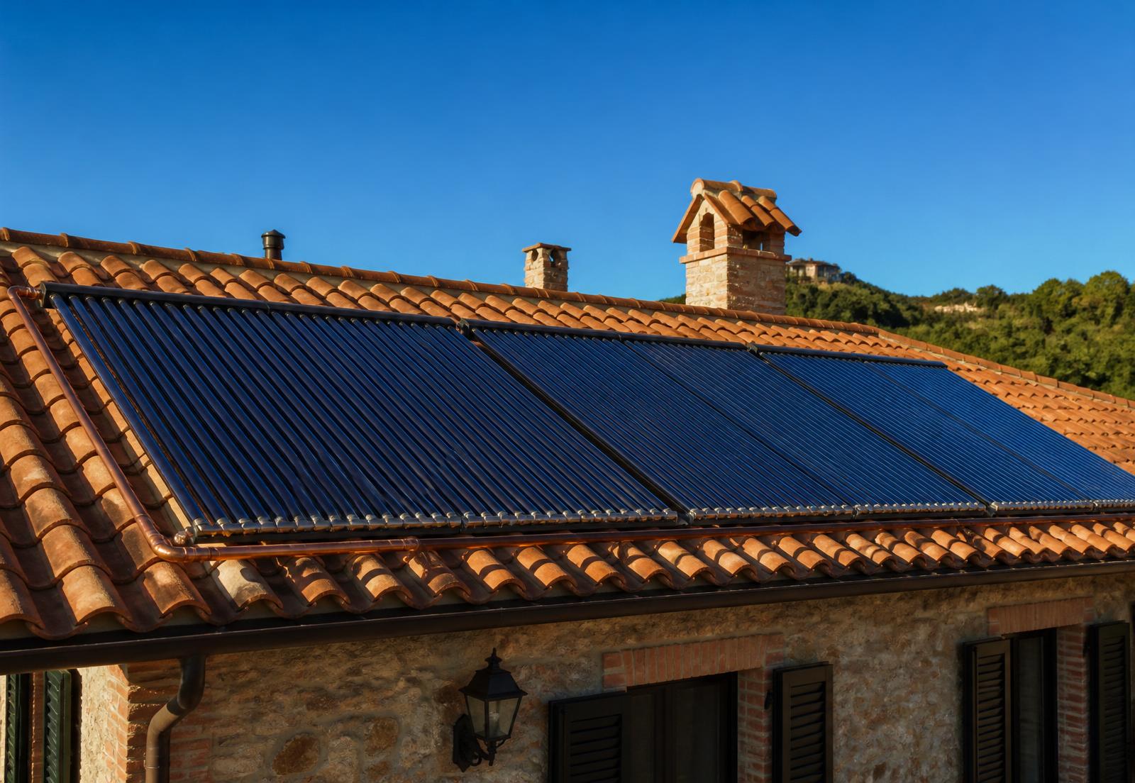 Pannelli solari termici a tubi sottovuoto su tetto in coppi
