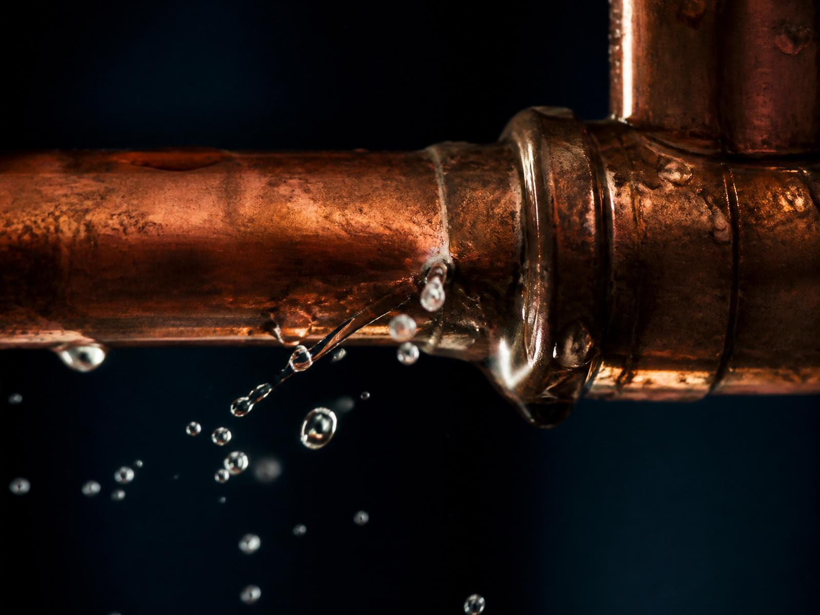 Perdita d'acqua da tubazione in rame, dettaglio drammatico